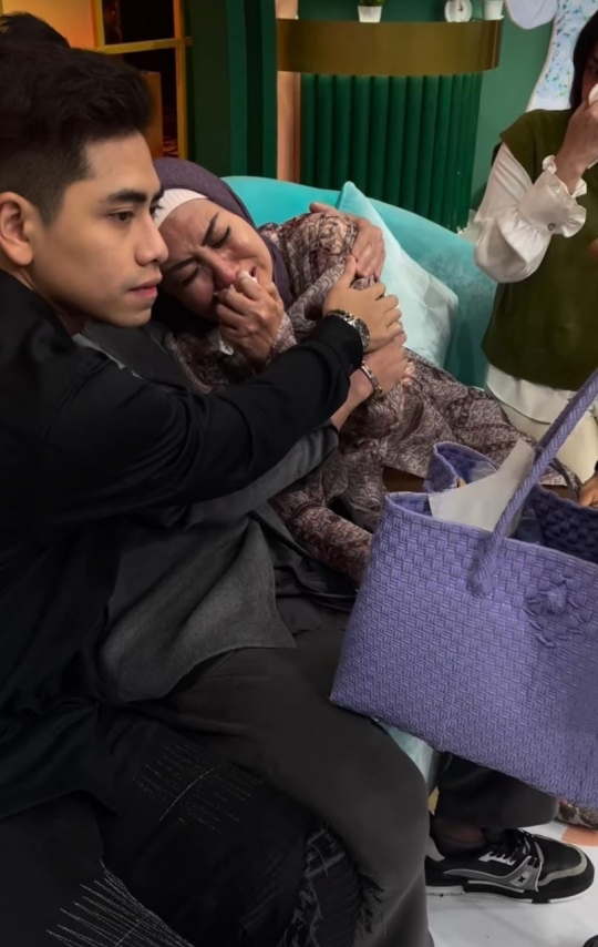 Venna Melinda Nangis Tersedu Cerita soal KDRT, Verrell dan Athalla Menguatkan