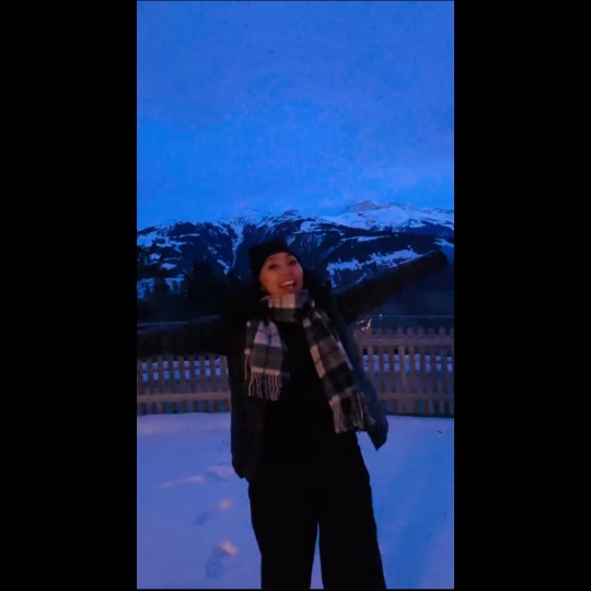 5 Momen Dewi Gita Liburan di Swiss, Seru Banget Main Salju!