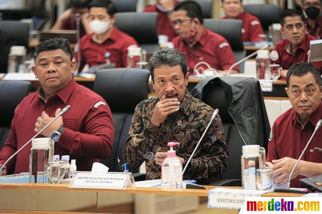 Menteri Kelautan dan Perikanan Sakti Wahyu Trenggono mendapat kritikan dari Komisi IV DPR saat menghadiri rapat kerja yang berlangsung di Gedung DPR, Jakarta, Selasa (17/1/2023). Komisi IV DPR menyoroti program pupuk bersubsidi dan kurangnya solar untuk nelayan.