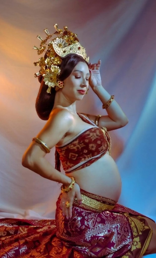 Intip Potret Maternity Shoot Jennifer Bachdim dalam Berbagai Tema, Cantik dan Menawan