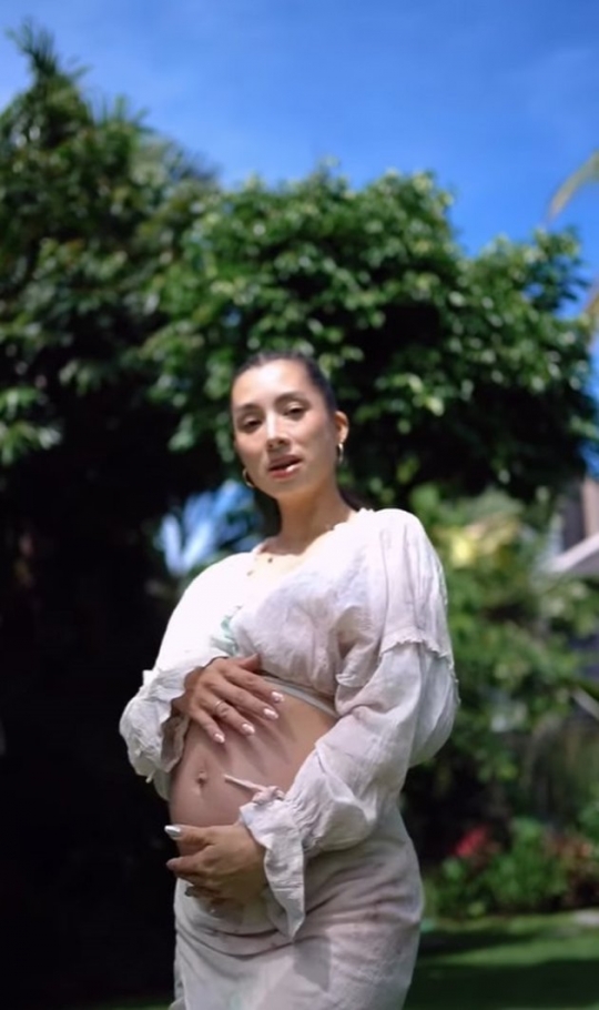 Intip Potret Maternity Shoot Jennifer Bachdim dalam Berbagai Tema, Cantik dan Menawan