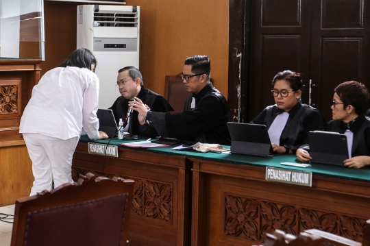 Momen Sidang Putri dari Meringankan hingga Lawan Tuntutan JPU 8 Tahun Bui via Pledoi