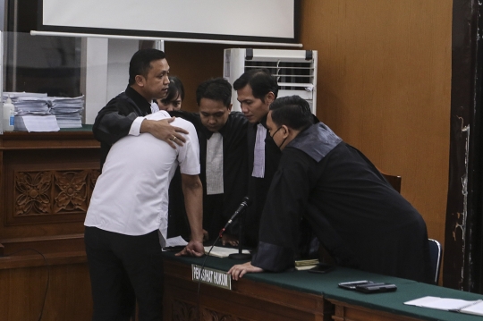 Dituntut JPU 12 Tahun Penjara, Penasehat Hukum Langsung Merangkul Richard Eliezer