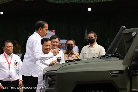 Sumringah Jokowi Disopiri Prabowo Naik Rantis Maung