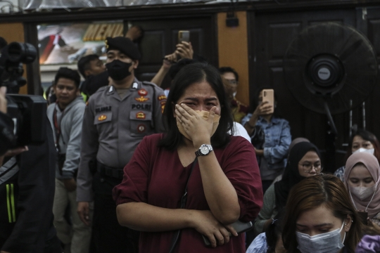 Tangis Histeris Pendukung usai Bharada E Dituntut 12 Tahun Penjara