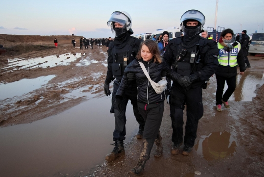 Wajah Santai Aktivis Iklim Greta Thunberg Ditangkap Polisi Jerman