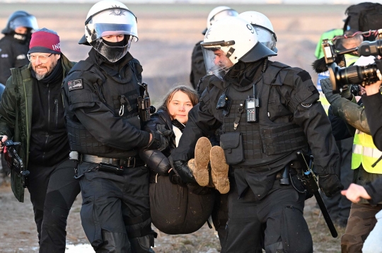 Wajah Santai Aktivis Iklim Greta Thunberg Ditangkap Polisi Jerman