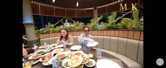 Potret Bunda Corla Lahap Banget Makan Nasi Padang, Selesai Makan Diserbu Penggemar