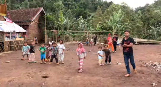 Intip Suasana Desa di Garut Berhawa Sejuk & Asri, Kampungnya Punya Ratusan Anak
