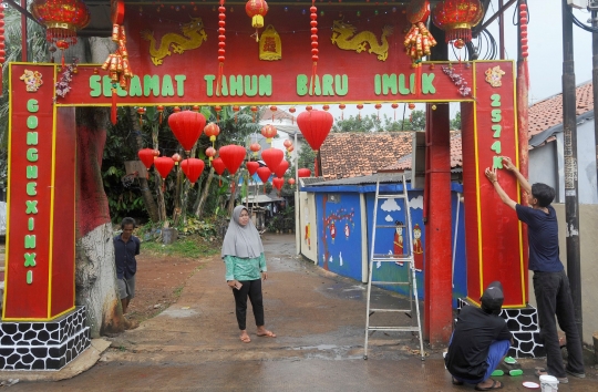 Warga Depok Mulai Hiasi Kampung dengan Pernak-Pernik Imlek