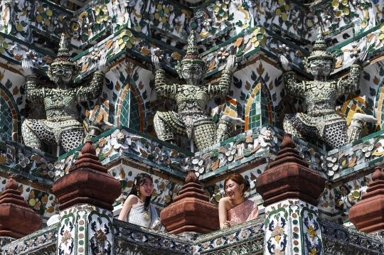 Cantiknya Turis Berpakaian Tradisional di Kuil Wat Arun Thailand