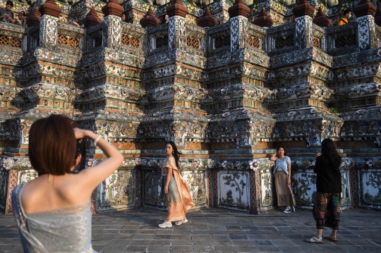 Cantiknya Turis Berpakaian Tradisional di Kuil Wat Arun Thailand