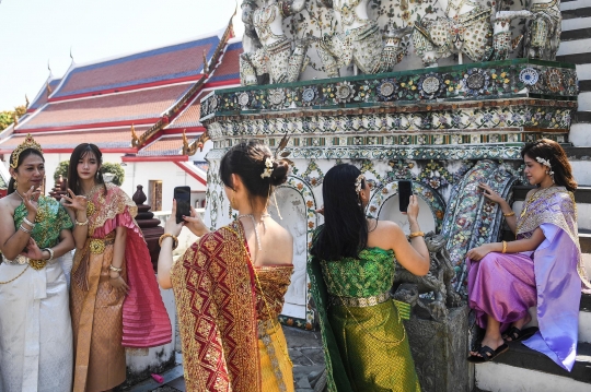 Cantiknya Turis Berpakaian Tradisional di Kuil Wat Arun Thailand