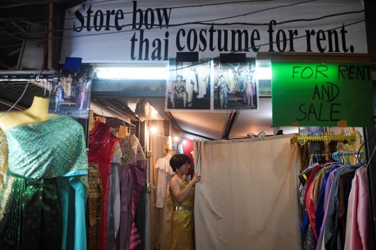 Cantiknya Turis Berpakaian Tradisional di Kuil Wat Arun Thailand