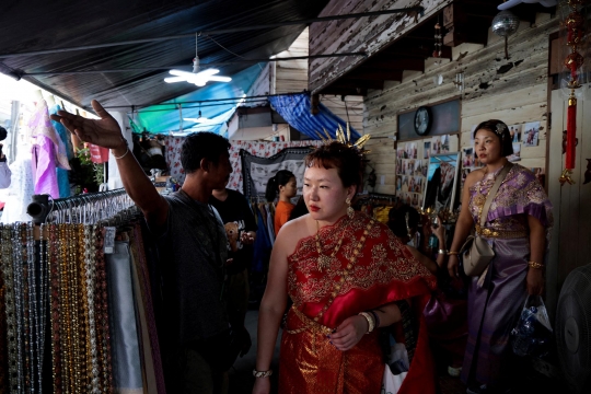 Cantiknya Turis Berpakaian Tradisional di Kuil Wat Arun Thailand