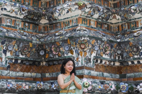 Cantiknya Turis Berpakaian Tradisional di Kuil Wat Arun Thailand