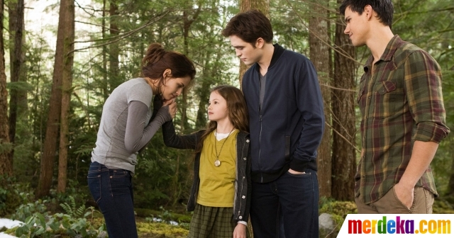 Masih ingat  Mackenzie Foy, pemeran Renesmee, putri Bella Swan (Kristen Stewart) dan Edward Cullen (Robert Pattinson) di Twilight: Breaking Dawn Part 1 & 2?