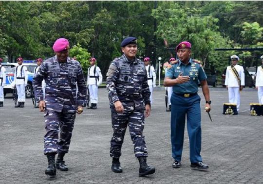 Kasal Muhammad Ali Kunjungi Sarang Petarung, Prajurit Marinir Beraksi Begini di Air