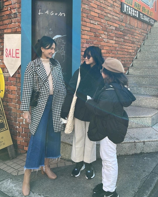 7 Momen Artika Sari Devi dan Keluarga Liburan di Jepang, Penampilannya Bikin Salfok