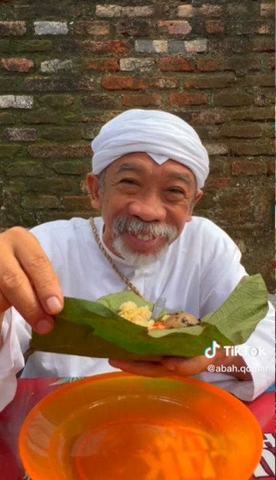 Intip Potret Terbaru Abah Qomar, Pelawak Senior yang Kini Jadi Food TikToker