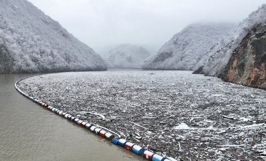 Penampakan Berton-ton Sampah Menumpuk di Sungai Drina Bosnia