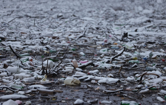 Penampakan Berton-ton Sampah Menumpuk di Sungai Drina Bosnia