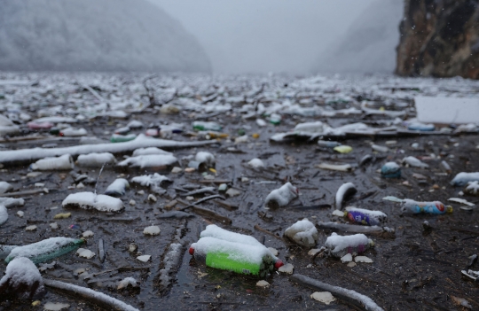 Penampakan Berton-ton Sampah Menumpuk di Sungai Drina Bosnia