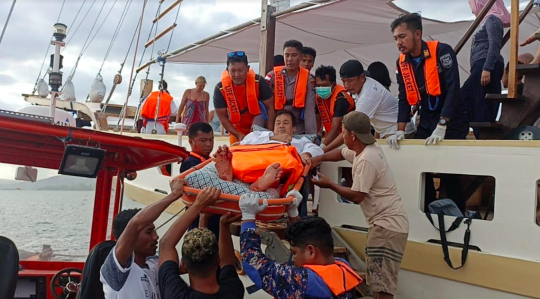 Menegangkan! Evakuasi Kapal Wisata Tenggelam di Labuan Bajo, 10 WNA Jadi Korban