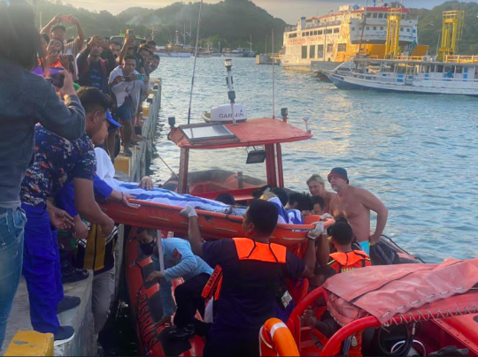 Menegangkan! Evakuasi Kapal Wisata Tenggelam di Labuan Bajo, 10 WNA Jadi Korban