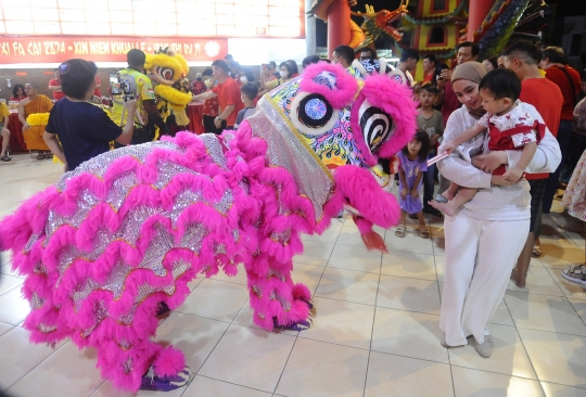 Atraksi Barongsai Meriahkan Malam Tahun Baru Imlek di Vihara Kwan In Thang