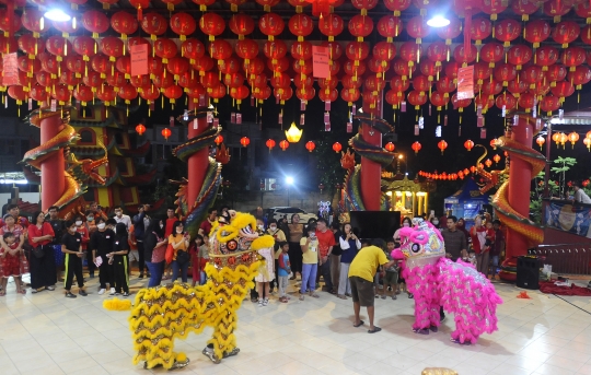 Atraksi Barongsai Meriahkan Malam Tahun Baru Imlek di Vihara Kwan In Thang