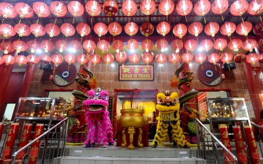 Atraksi Barongsai Meriahkan Malam Tahun Baru Imlek di Vihara Kwan In Thang