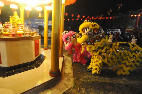 Atraksi Barongsai Meriahkan Malam Tahun Baru Imlek di Vihara Kwan In Thang