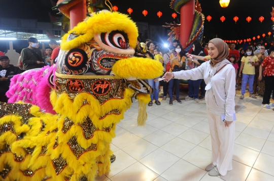 Atraksi Barongsai Meriahkan Malam Tahun Baru Imlek di Vihara Kwan In Thang