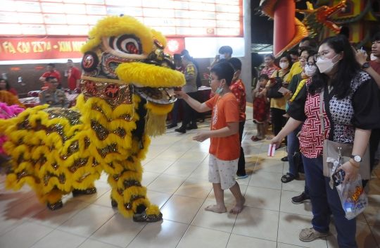 Atraksi Barongsai Meriahkan Malam Tahun Baru Imlek di Vihara Kwan In Thang