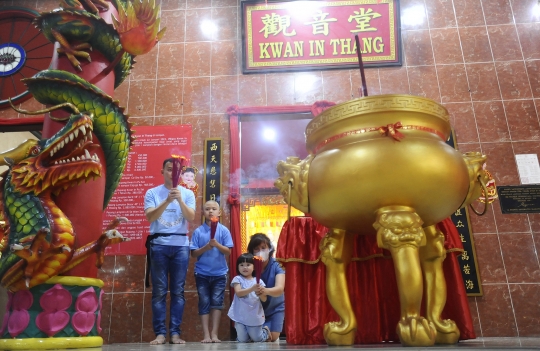 Atraksi Barongsai Meriahkan Malam Tahun Baru Imlek di Vihara Kwan In Thang