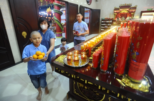 Atraksi Barongsai Meriahkan Malam Tahun Baru Imlek di Vihara Kwan In Thang