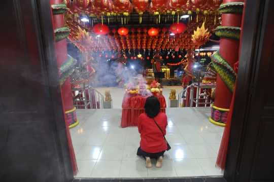 Atraksi Barongsai Meriahkan Malam Tahun Baru Imlek di Vihara Kwan In Thang