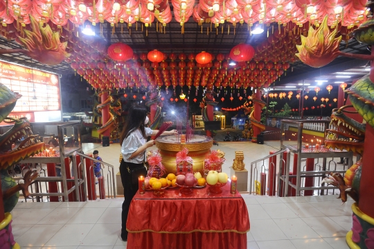 Atraksi Barongsai Meriahkan Malam Tahun Baru Imlek di Vihara Kwan In Thang