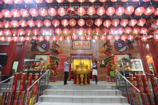 Atraksi Barongsai Meriahkan Malam Tahun Baru Imlek di Vihara Kwan In Thang