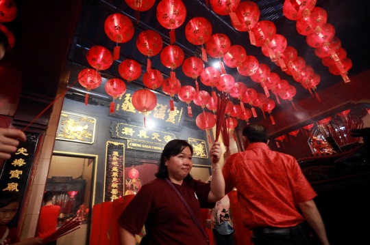 Warga Tionghoa dari Berbagai Daerah Rayakan Imlek di Kelenteng Toa Se Bio