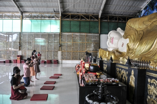 Khidmat Sembahyang Imlek di Wihara Buddha Tidur