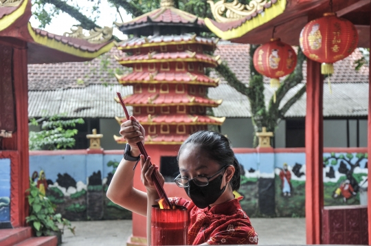 Khidmat Sembahyang Imlek di Wihara Buddha Tidur