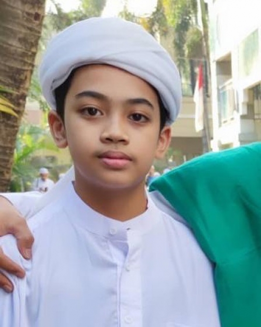 7 Potret Ganteng Bilal Anak Alm Ustaz Jefri Al Buchori, Punya Suara Merdu saat Adzan