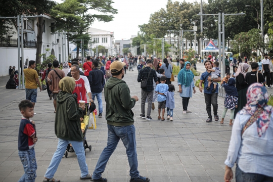 Warga Habiskan Waktu Cuti Bersama di Taman Fatahillah Kota Tua