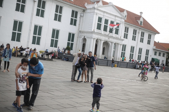 Warga Habiskan Waktu Cuti Bersama di Taman Fatahillah Kota Tua