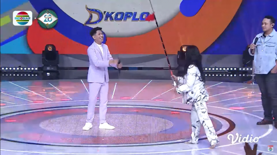 Satu Studio Melongo Lihat Dewi Perssik Main Tongkat Mayoret di Final Audition D'Koplo