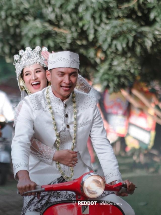 Penuh Kebahagiaan, Intip Potret Pernikahan Reiner Manopo dan Adisty Juniar