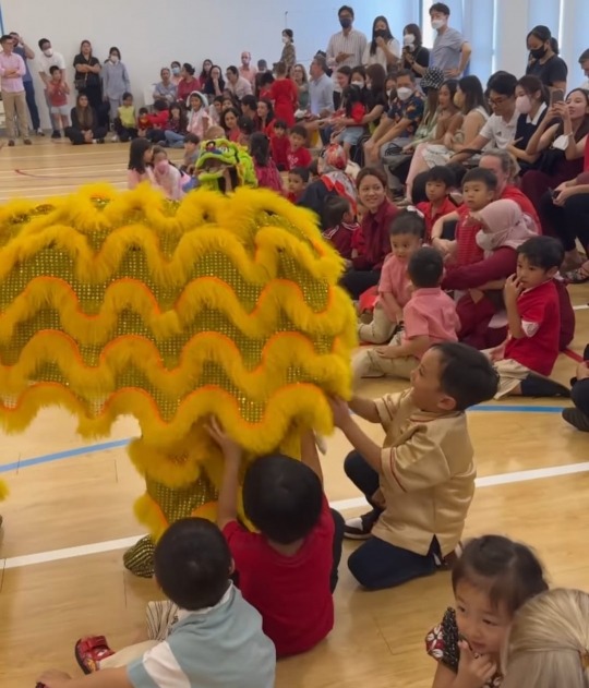 Temani Anak di Acara Sekolah, Ini Momen Seru Rachel Vennya dan Xabiru