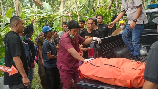Foto-Foto Polisi Bongkar Makam Siti Fatimah Korban Pembunuhan Berantai